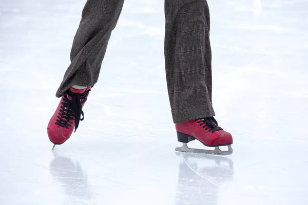 Patinação Gelo Numa Pista Gelo Pernas Com Patins Desporto Ativo — Fotografia de Stock