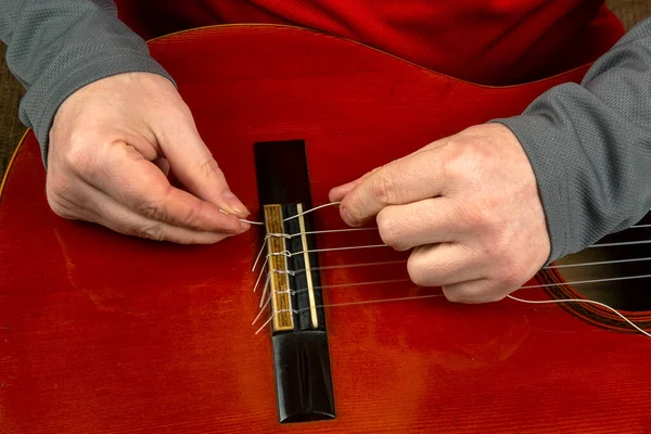 Remplacement Insertion Cordes Nylon Dans Une Guitare Classique Leçon Pour — Photo