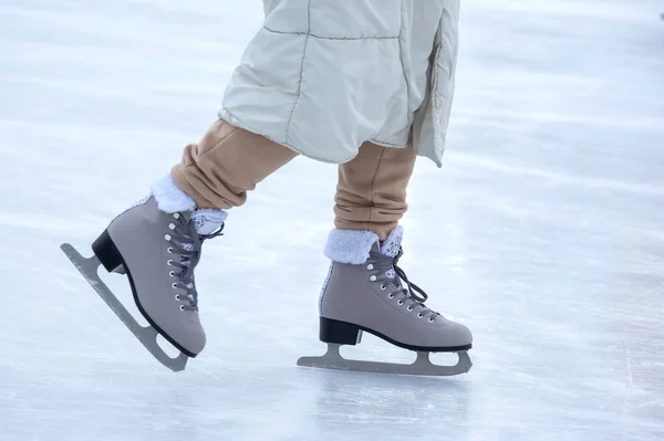 Patinage Sur Une Patinoire Jambes Avec Patins Sport Actif Hiver — Photo