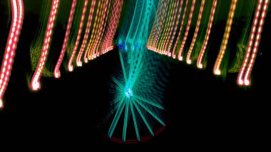 Arka plan renkli fenerlerin ve dekorasyonların soyutlanmasını bulanıklaştırdı. bokeh desenli sokak renk spektrumuName