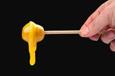 Tahta kaşıktan düşen taze, yapışkan bir çiçek balı. vitamin organik gıdalar