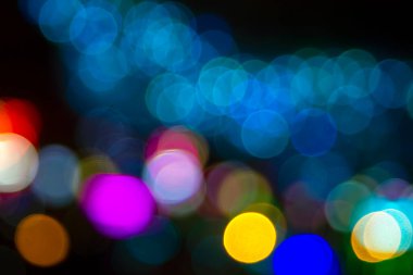 Arka plan renkli fenerlerin ve dekorasyonların soyutlanmasını bulanıklaştırdı. sokak renkli ışıkların bokeh dokusu