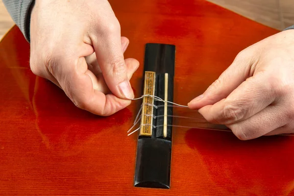 Remplacement Insertion Cordes Nylon Dans Une Guitare Classique Leçon Pour — Photo