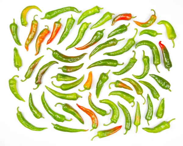 Groene Hete Paprika Gelijkmatig Verdeeld Een Witte Achtergrond Vitaminegroenten Voor — Stockfoto