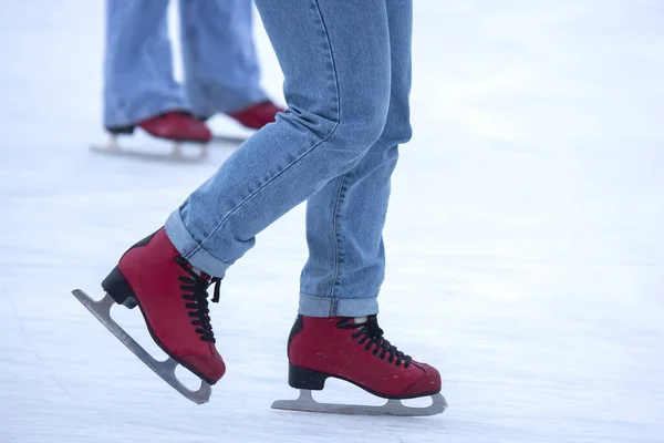 Patinaje Sobre Hielo Una Pista Hielo Piernas Con Patines Invierno — Foto de Stock