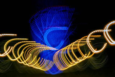 Arka plan renkli fenerlerin ve dekorasyonların soyutlanmasını bulanıklaştırdı. bokeh desenli sokak renk spektrumuName