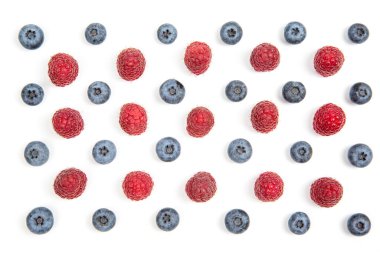 Beyaz arka planda ahududu ve yaban mersini. Vitaminler ve sağlıklı yiyecekler.