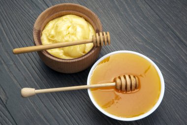 Farklı çeşitlerde taze çiçek balı, polen ve ahşap arka planda kaşıkları olan bal peteği. Organik Vitamin Sağlıklı Gıda