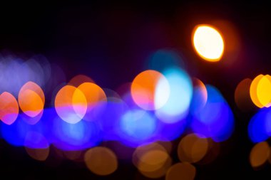 Arka plan renkli fenerlerin ve dekorasyonların soyutlanmasını bulanıklaştırdı. sokak renkli ışıkların bokeh dokusu