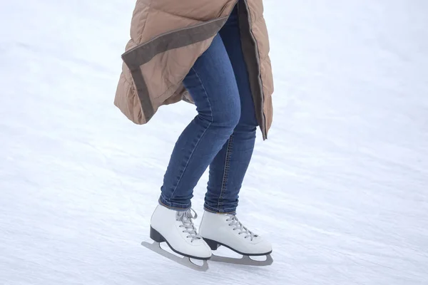 Pattinaggio Ghiaccio Una Pista Pattinaggio Gambe Con Pattini Sport Attivo — Foto Stock