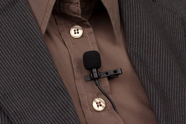 女式衬衫上附有衣夹的录音用小型音频话筒 — 图库照片