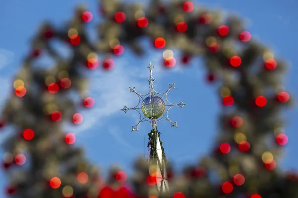 在五颜六色的装饰的模糊背景上 一棵新年街上的树的顶部 — 图库照片