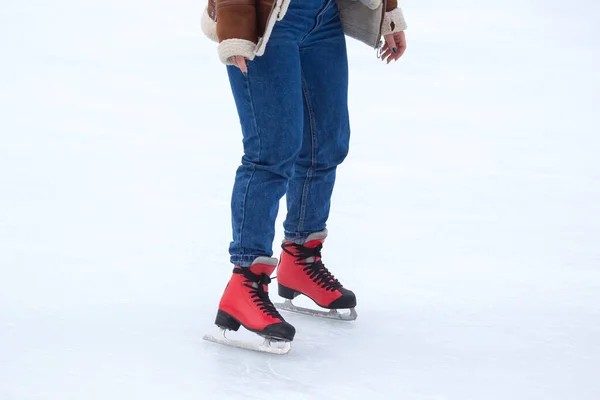 Piernas Una Mujer Patinando Sobre Hielo Una Pista Hielo Pasatiempos — Foto de Stock