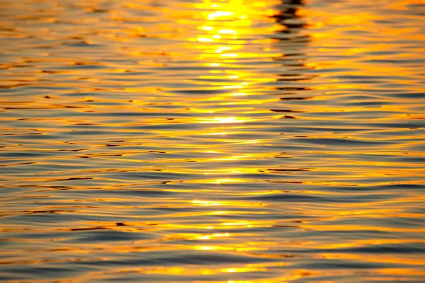 Reflexão Sol Poente Uma Onda Água Textura Fundo Natural — Fotografia de Stock