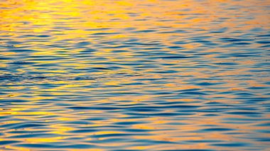 Batan güneşin bir su dalgasında yansıması. Doğal arkaplan dokusu