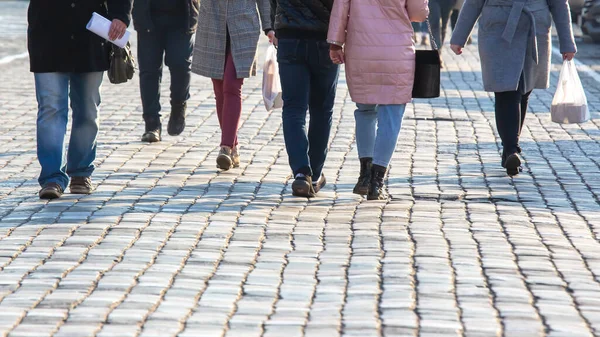 Människor Som Går Gatan Trottoaren — Stockfoto