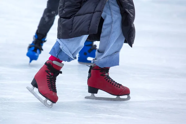 Schaatsen Een Ijsbaan Benen Met Schaatsen Wintersport Vrijetijdsbesteding — Stockfoto
