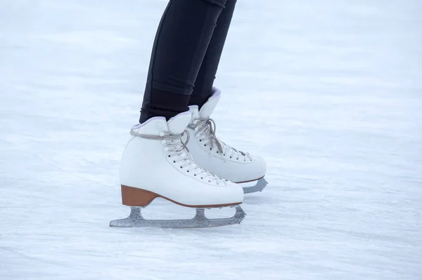 Schlittschuhlaufen Auf Einer Eisbahn Beine Mit Schlittschuhen Winter Aktiver Sport — Stockfoto