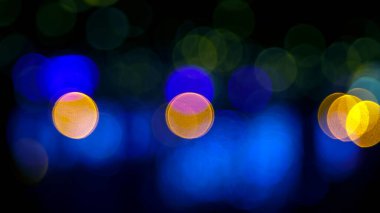 Arka plan renkli fenerlerin ve dekorasyonların soyutlanmasını bulanıklaştırdı. sokak renkli ışıkların bokeh dokusu