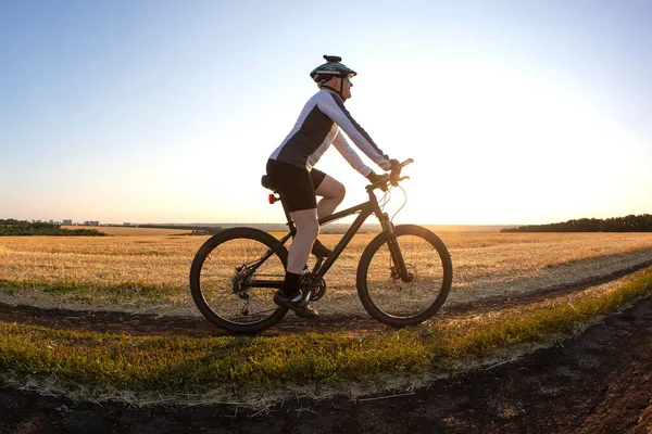 Der Radfahrer Fährt Mit Dem Fahrrad Auf Der Straße Der — Stockfoto