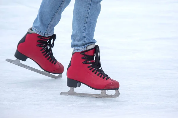 在溜冰场上滑冰 腿与冰鞋 冬季运动和业余爱好 — 图库照片