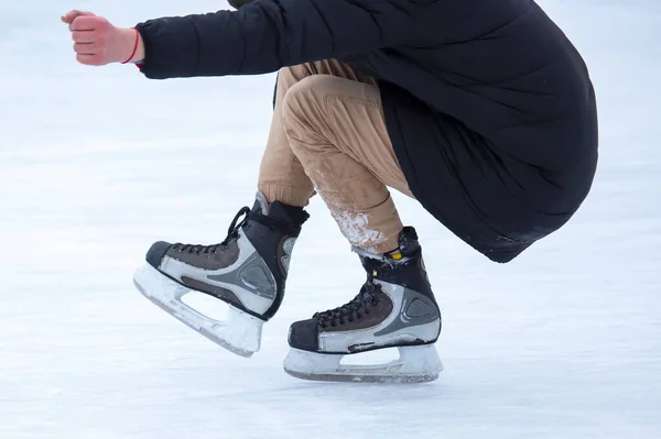 Pattinaggio Ghiaccio Una Pista Pattinaggio Gambe Con Pattini Sport Attivo — Foto Stock