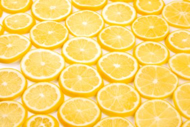 Dilimlenmiş narenciye limonlarının yarısı açık arkaplanda