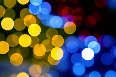 Arka plan renkli fenerlerin ve dekorasyonların soyutlanmasını bulanıklaştırdı. sokak renkli ışıkların bokeh dokusu