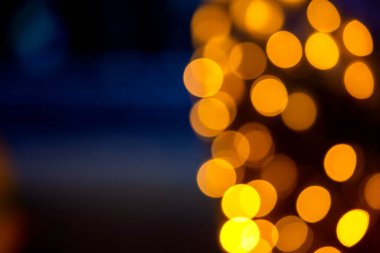 Arka plan renkli fenerlerin ve dekorasyonların soyutlanmasını bulanıklaştırdı. sokak renkli ışıkların bokeh dokusu