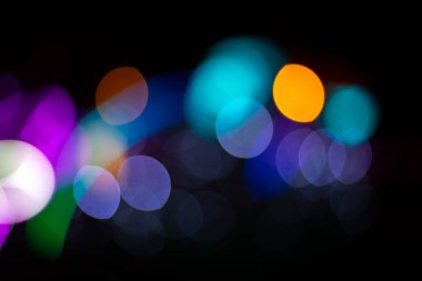 Arka plan renkli fenerlerin ve dekorasyonların soyutlanmasını bulanıklaştırdı. sokak renkli ışıkların bokeh dokusu
