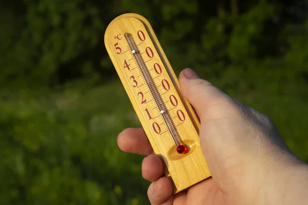 Термометр Показує Температуру Повітря Спекотний Літній Сезон — стокове фото