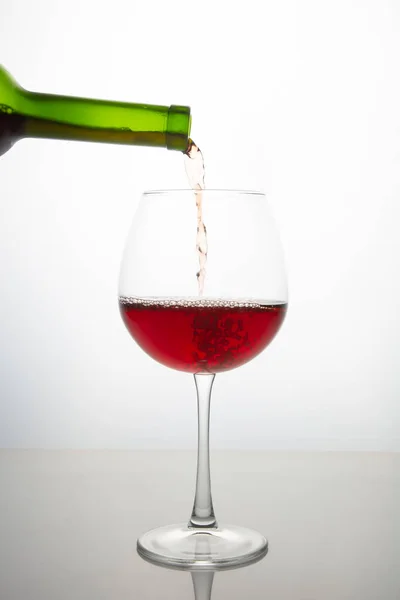 Vin Rouge Bouteille Est Versé Dans Verre Sur Fond Clair — Photo