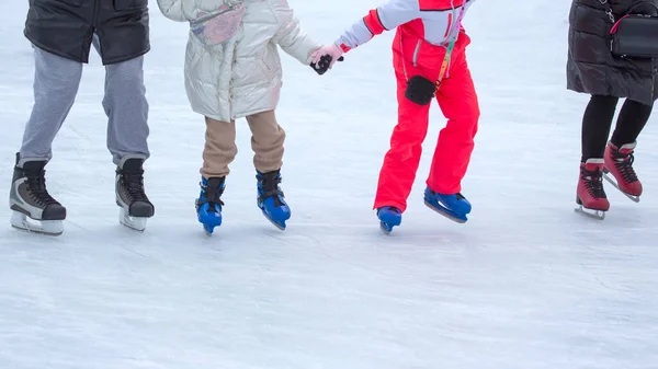 アイスリンク上でスケートの異なる人々 — ストック写真
