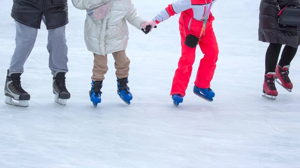 Pés Pessoas Diferentes Patinando Pista Gelo — Fotografia de Stock