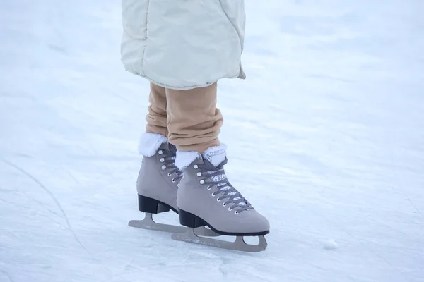 Schlittschuhlaufen Auf Einer Eisbahn Beine Mit Schlittschuhen Winter Aktiver Sport — Stockfoto