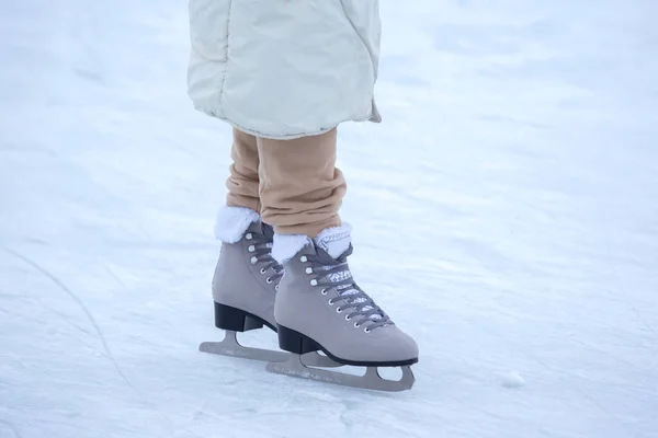 Patinaje Sobre Hielo Una Pista Hielo Piernas Con Patines Invierno — Foto de Stock