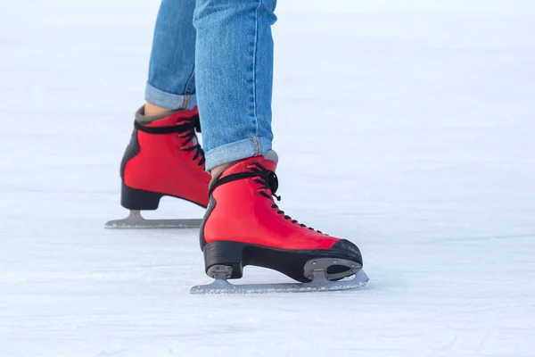 Egy Jégpályán Korcsolyázó Lábai Hobbik Szabadidő Téli Sportok — Stock Fotó
