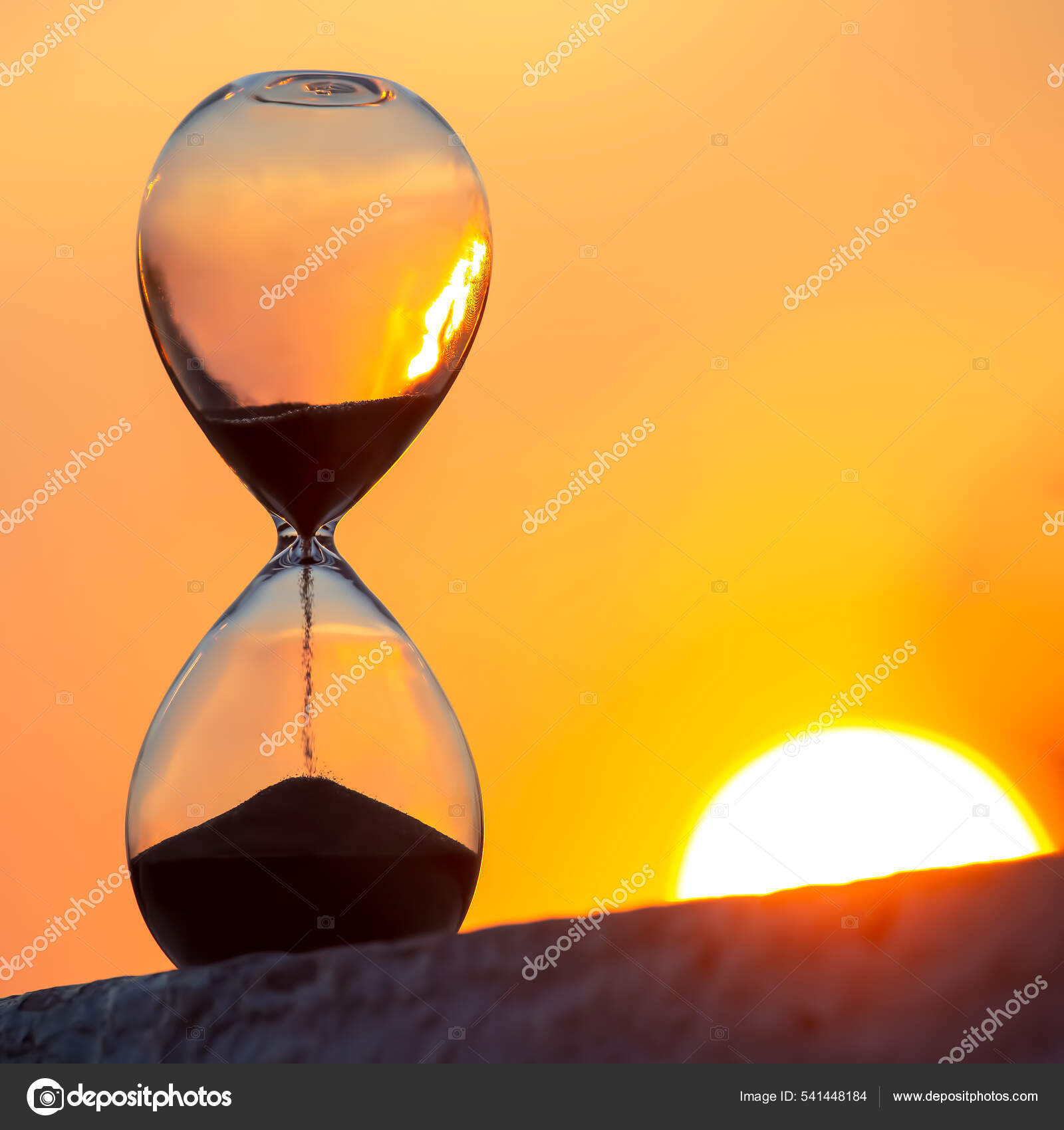 Reloj Arena Fondo Una Puesta Sol Valor Del Tiempo Vida Foto de stock 541448184 OlegTroino