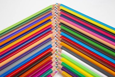 Beyaz arka plan üzerine çizim yapmak için renkli kalemler. Yaratıcılık ve sanat öğeleri