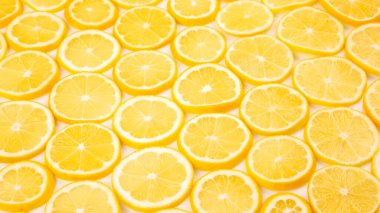 Dilimlenmiş narenciye limonlarının yarısı açık arkaplanda