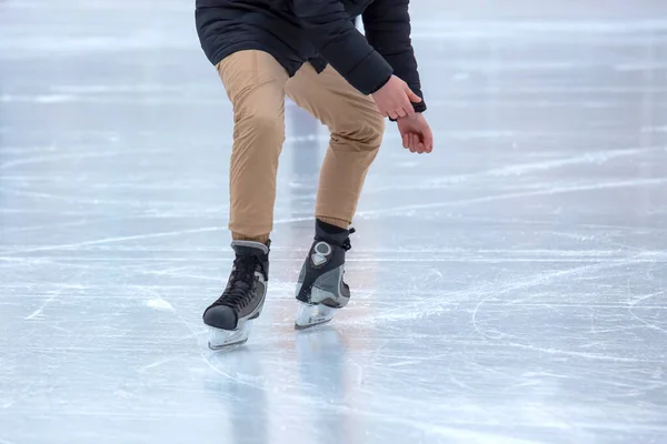 Pés Nos Patins Uma Pessoa Rolando Pista Gelo — Fotografia de Stock