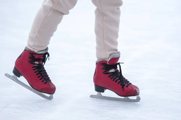 Füße Auf Schlittschuhen Auf Einer Eisbahn Wintersport Und Erholung — Stockfoto