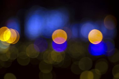 Arka plan renkli fenerlerin ve dekorasyonların soyutlanmasını bulanıklaştırdı. sokak renkli ışıkların bokeh dokusu