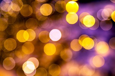 Arka plan renkli fenerlerin ve dekorasyonların soyutlanmasını bulanıklaştırdı. sokak renkli ışıkların bokeh dokusu