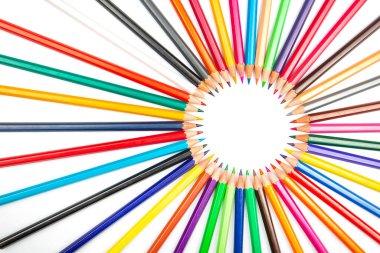 Renkli kalem. Beyaz arka plan üzerine çizim yapmak için renkli kalemler. Çizimin sanatsal yaratıcılığı