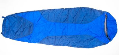 Beyaz bir arka planda uyku tulumu. Turizm ve kamp malzemeleri