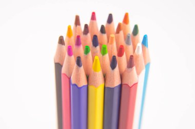 Beyaz arka plan üzerine çizim yapmak için renkli kalemler. Eğitim ve yaratıcılık. Boş zaman ve sanat