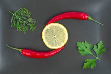 Tabakta taze kırmızı biber ve limon. Vitaminli sağlıklı yiyecekler..