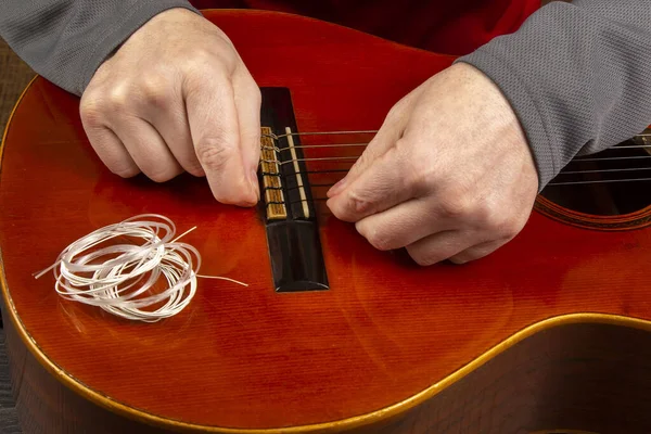 Changer Les Cordes Nylon Sur Une Guitare Classique Six Cordes — Photo