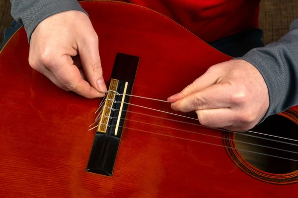 6弦のクラシックギターでナイロン弦を変える 音楽家への指導 — ストック写真